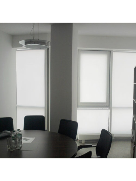 Рулонные шторы закрытого типа с направляющими Вариант 14