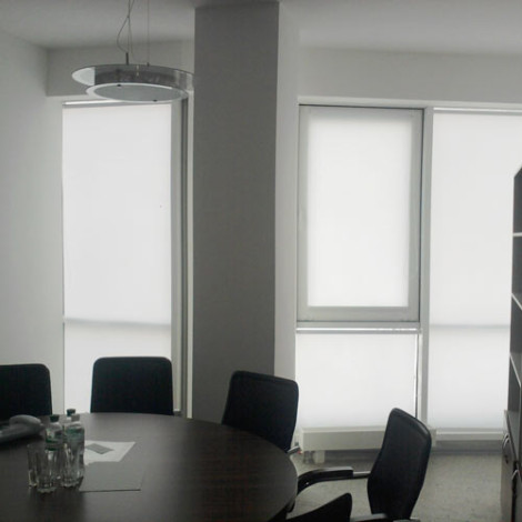 Рулонные шторы закрытого типа с направляющими Вариант 14